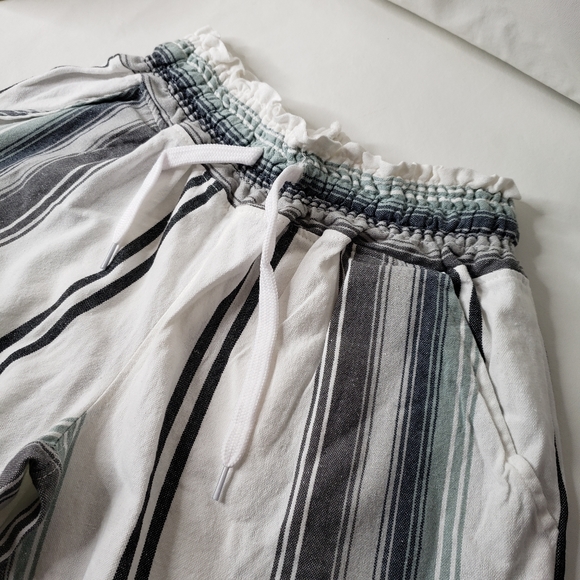 Exist Shorts White Gray Striped Southern Spirit Junior's Size Medium NWT - Picture 6 of 12